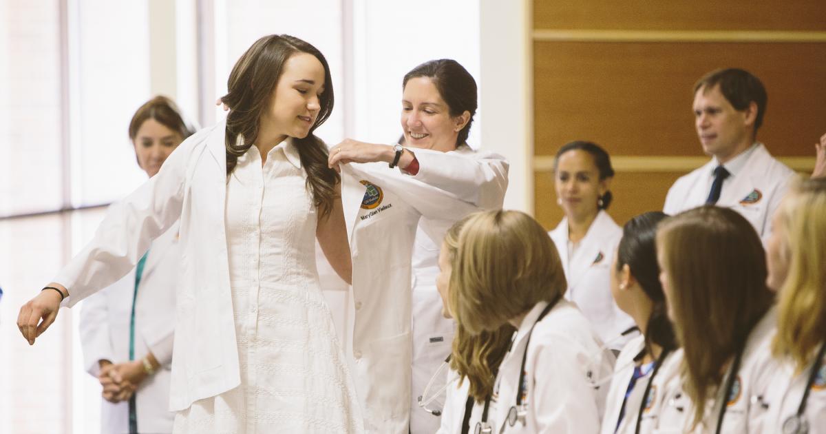 Keck School formally welcomes Classes of 2024, '25 with White Coat