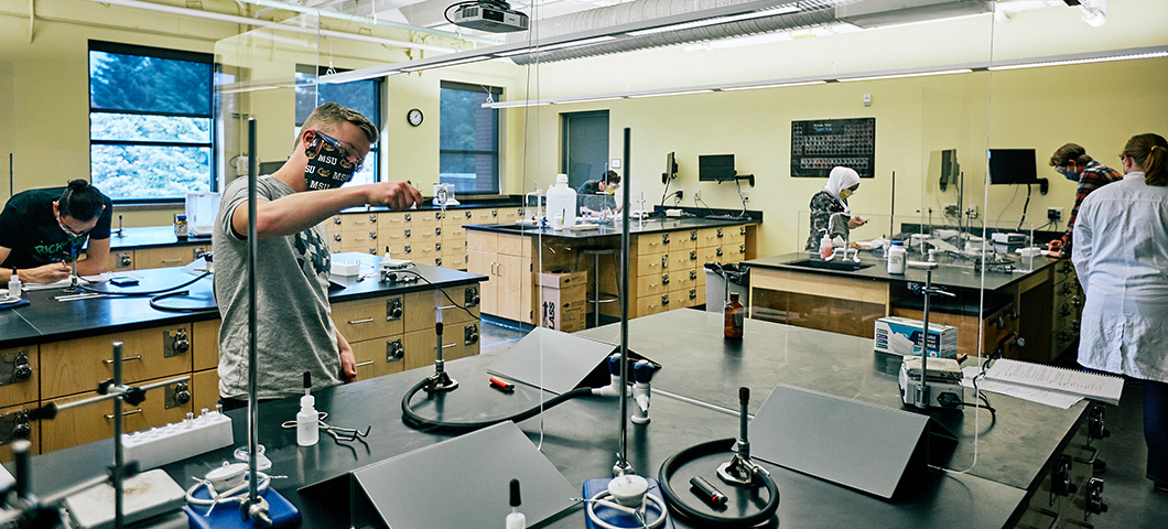 Students wearing masks in Gaines Hall in a chemistry lab