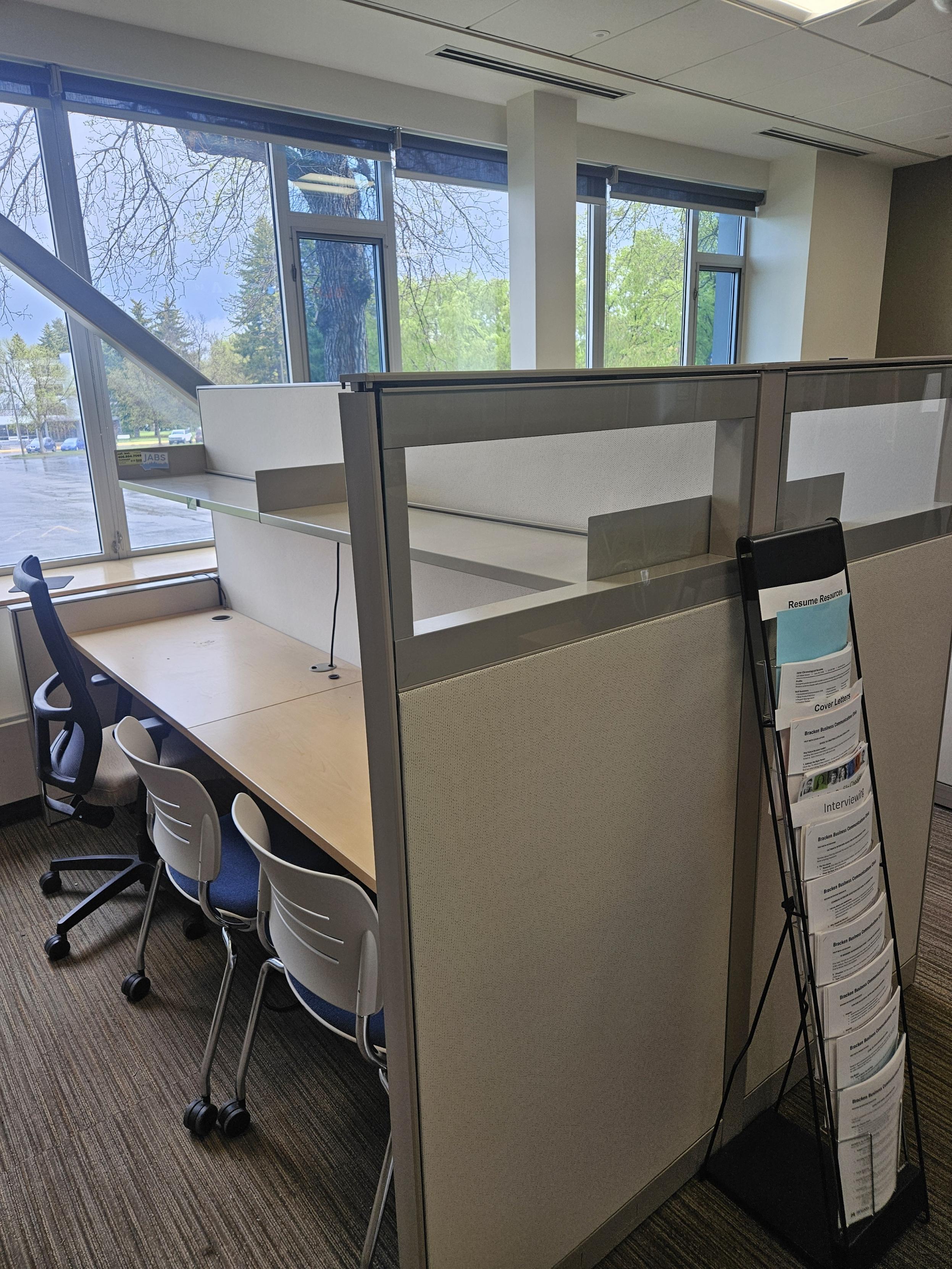 Single cubicle desk